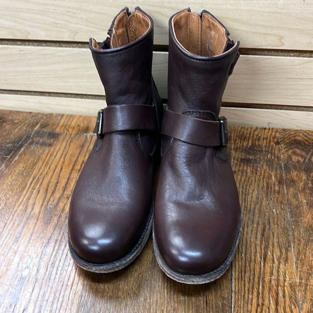 Frye size 7 brown leather boot